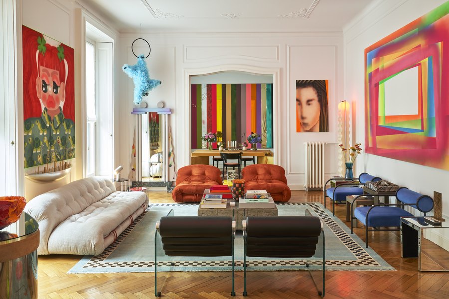 Il living: arte, sedute e colore