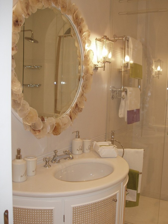 The mirror and washbasin